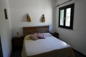 圣维托罗卡波Baglio La Luna - B&B的一间卧室配有带两个枕头的床和窗户