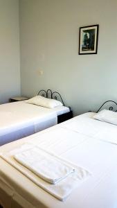 卡科瓦托斯Sea Side的两张睡床彼此相邻,位于一个房间里