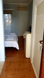 卡科瓦托斯Sea Side的一间卧室配有一张床,铺有木地板