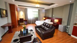 亚的斯亚贝巴Yinm Furnished Apartment的酒店客房,配有床和沙发