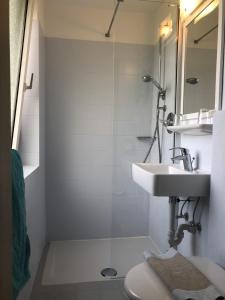 卡尔达罗拉特马尔旅馆的一间带水槽、卫生间和镜子的浴室
