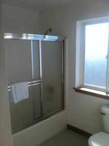 西雅图皇冠酒店的带淋浴和卫生间的浴室以及窗户。