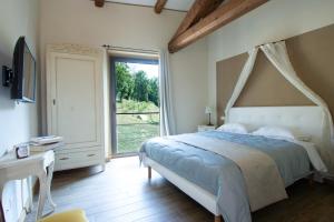 QuagliuzzoCa Montiglio的一间卧室设有一张床和一个大窗户