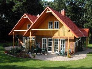 维岑多夫Kreugers Hof的一间设有红色屋顶和庭院的小房子