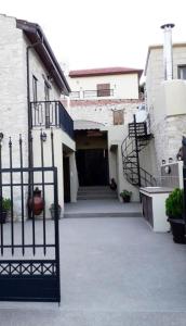 奥莫多斯Omodos Maria's Apartments的楼梯楼前的大门
