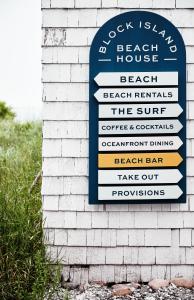 新肖雷汉姆Block Island Beach House的砖墙上海滩房屋的标志