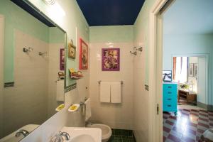 拉波拉诺泰尔梅Albergo da Annita - room only的一间带水槽和卫生间的浴室