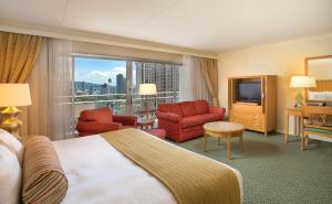 檀香山伊利凯威基基滨海度假酒店的酒店客房设有一张床和一个大窗户