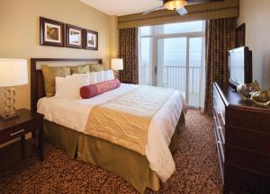默特尔比奇Club Wyndham SeaWatch Resort的酒店客房,配有床和电视