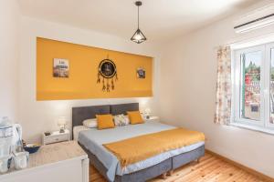 康托卡利Takis Family Corfu的一间卧室设有一张床和黄色的墙壁