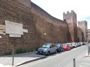 罗马Pietro's house的砖墙旁边一排汽车
