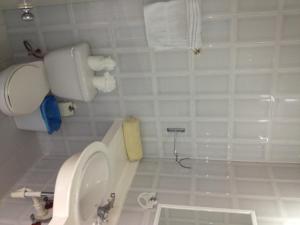 博卡奇卡阿丽娜可可海滩酒店的白色的浴室设有卫生间和水槽。