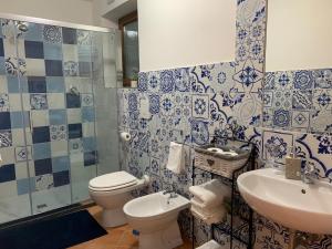 切塔拉TENUTA BOSCO-Casa Vacanze的蓝色和白色的浴室设有卫生间和水槽