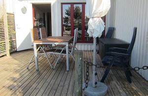 比克瑟尔克鲁克1A, Stuga med 50m till strand的门廊上的木甲板上配有桌椅