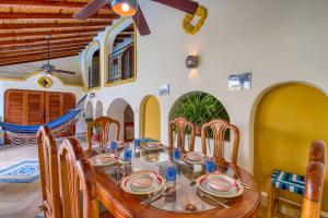 格拉纳达Casa de Arcos的一间带木桌和椅子的用餐室