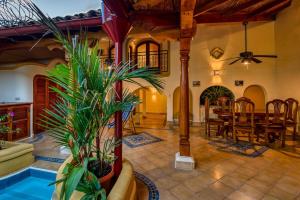 格拉纳达Casa de Arcos的一间带桌子的客厅和一间餐厅