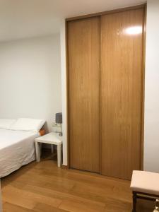 Comodo y amplio apartamento en Berga客房内的一张或多张床位