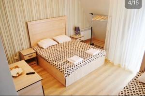 苏呼米约莫尔亚旅馆的一间卧室配有一张带两个枕头的床