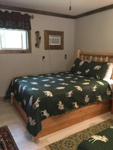 Warrensburg Inn & Suites - 6 Mi to Lake George客房内的一张或多张床位