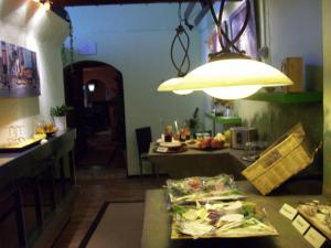菲尔德施塔特弗瑞兹艺术酒店的厨房配有餐桌和食物