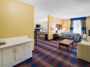克莱顿美洲最佳价值汽车旅馆 - 克莱顿的酒店客房,配有床和沙发