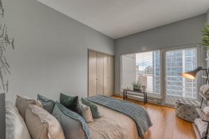 西雅图Newmark Tower的一间卧室设有一张大床和一个大窗户