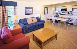 Fairfield BayClub Wyndham Resort at Fairfield Bay的客厅配有沙发和桌子