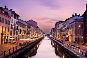 米兰Il Naviglio dietro l'angolo的城市中心一条运河