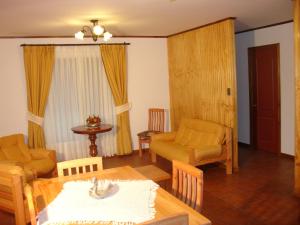 安加罗阿Turismo Vinapu的客厅配有沙发和桌子