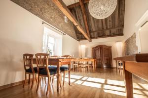 埃夫林根基兴Traube Blansingen的一间带木桌和椅子的用餐室