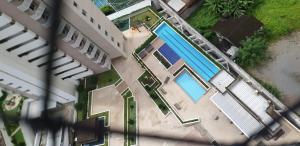 福塔莱萨FORTALEZA APTo INTEIRO 5 HOSPEDES的享有带游泳池的别墅的顶部景致