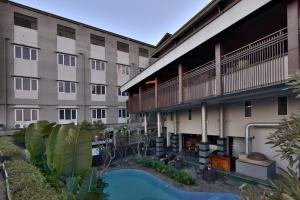 万隆万隆格兰德塞拉圣蒂布德酒店的公寓大楼前方设有游泳池