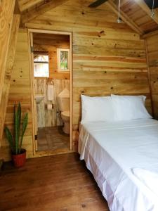 圣卡塔利娜岛Bodhi Santa Catalina的小木屋内一间卧室,配有一张床