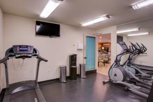 Best Western Sandman Hotel的健身中心和/或健身设施