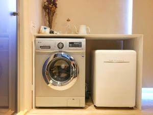 台南RGB府城留宿的客房内的洗衣机和冰箱