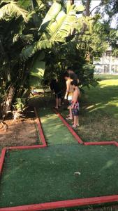 凯撒利亚Suite Caesar - Neot Golf的一群在草地上玩游戏的儿童