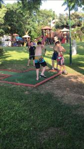 凯撒利亚Suite Caesar - Neot Golf的一群儿童在公园玩耍