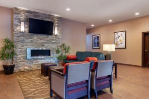 Comfort Inn & Suites Fayetteville-University Area的休息区