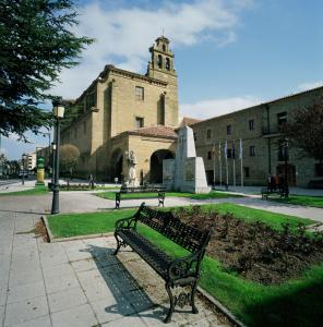 圣多明各德拉帕拉多德斯托多明戈贝尔纳多德弗雷斯内达酒店的钟楼楼前的长凳