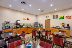 堪萨斯城Quality Inn I-70 Near Kansas Speedway的一间带桌椅和柜台的餐厅