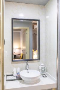 花都广州安谧度假酒店的一间带水槽和镜子的浴室