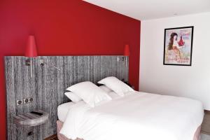 罗曼内切·托林斯莱斯吗里彤尼斯公园＆维格富豪酒店的卧室配有白色的床和红色的墙壁