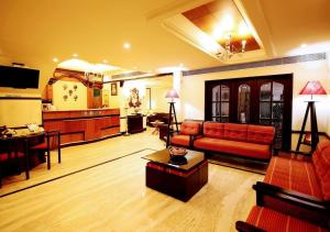科钦Yuvarani Residency的客厅配有沙发和桌子