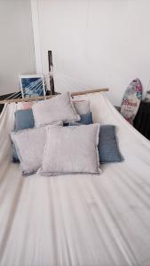奥德纳尔德Petit Bonheur的一张带四个枕头的白色床