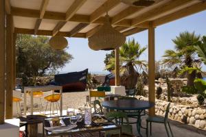 索维拉Riad Tamayourt Ocean View & piscine chauffée à 30的海滩上带桌椅的天井