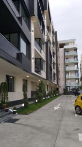 北马马亚-讷沃达里Alessia lux apartament prima linie malul mării的大型建筑前的停车场