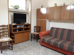 阿莱齐奥Casa vacanze Alezio的带沙发和电视的客厅