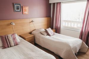 HankasalmiRevontuli Resort Rooms的酒店客房设有两张床和窗户。