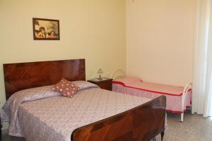 阿莱齐奥Casa vacanze Alezio的一间卧室配有两张带粉色床单的床和床套。
