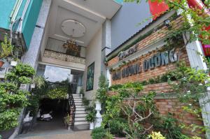 胡志明市Hoa Huong Duong Hotel Saigon的一座植物在建筑的一侧